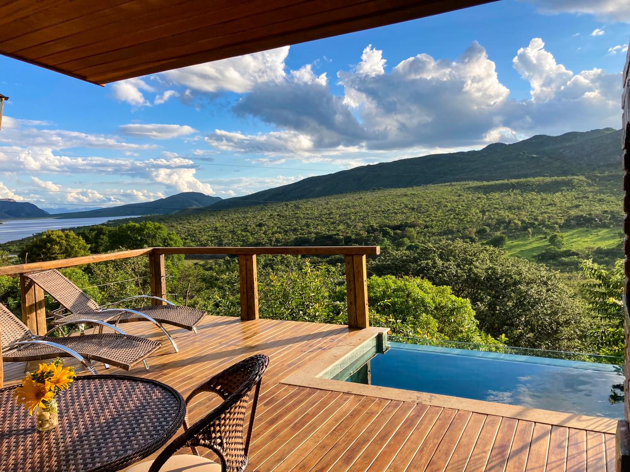 Piscina e montanha ao fundo